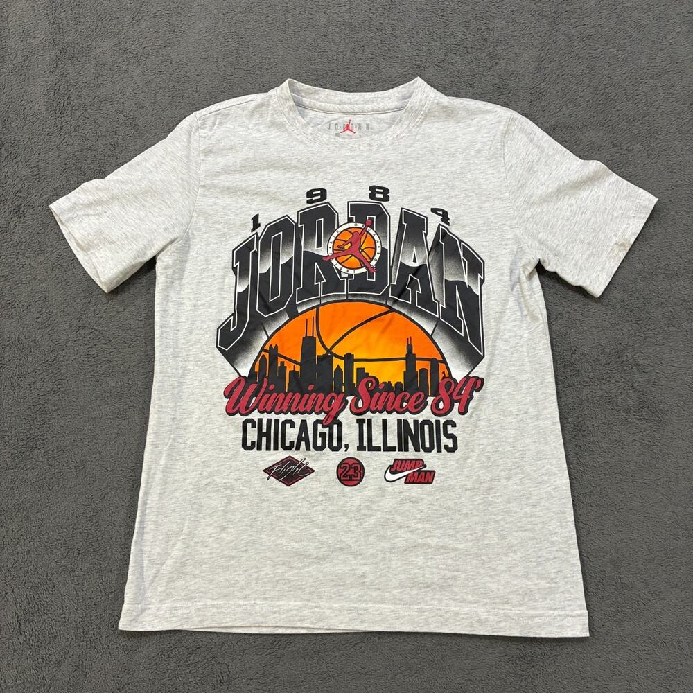 Jordan Chicago Skyline Light Gray Winning Since 84 Graphic T-Shirt Youth Size L
